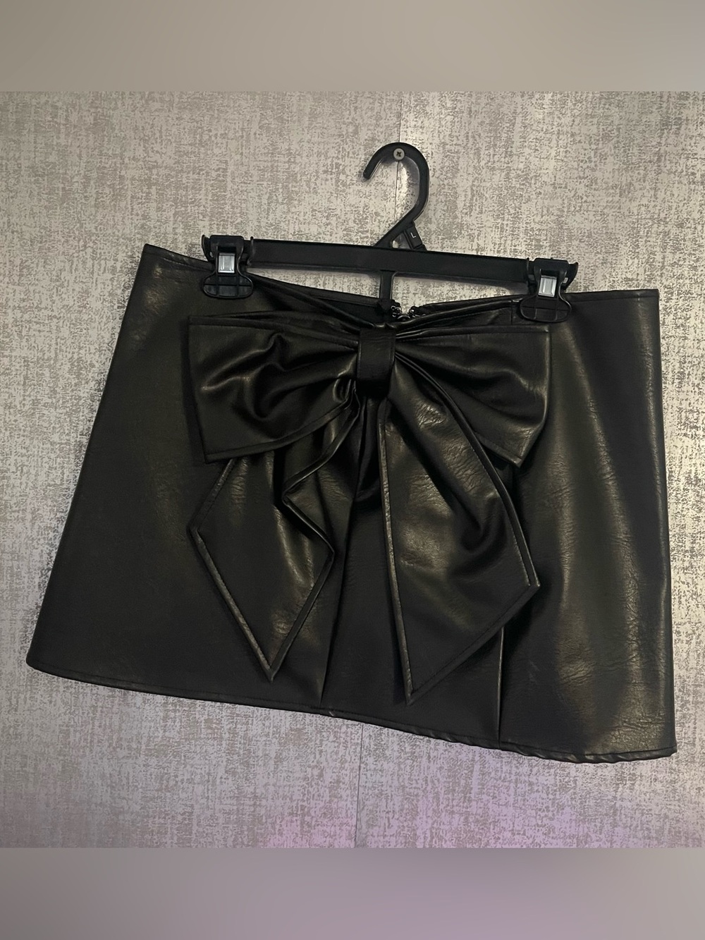 Windsor Bow Faux Leather Mini Skirt in black. Brand new_Size L